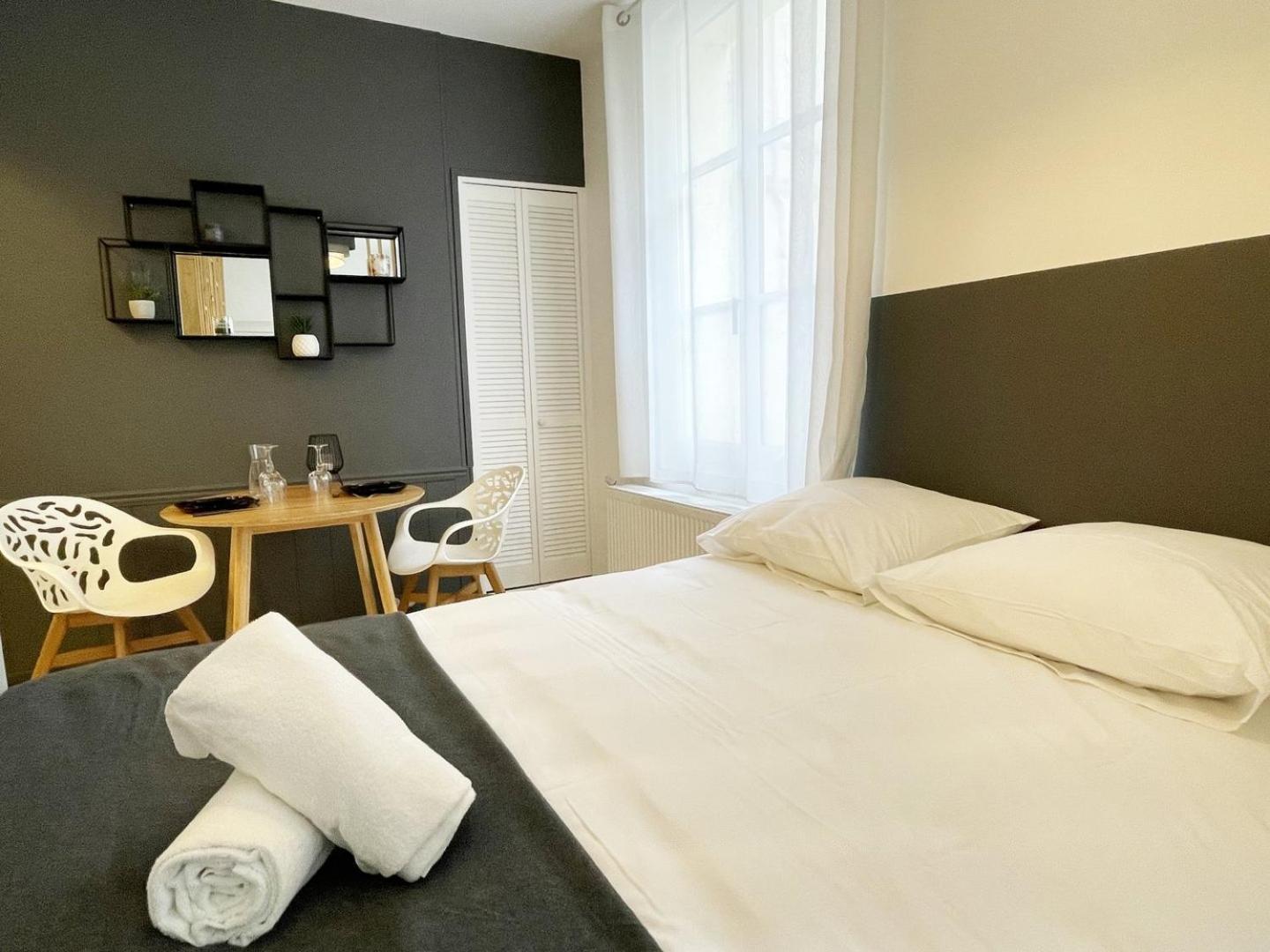 Le Saint Pierre Apartment Chartres Exterior photo